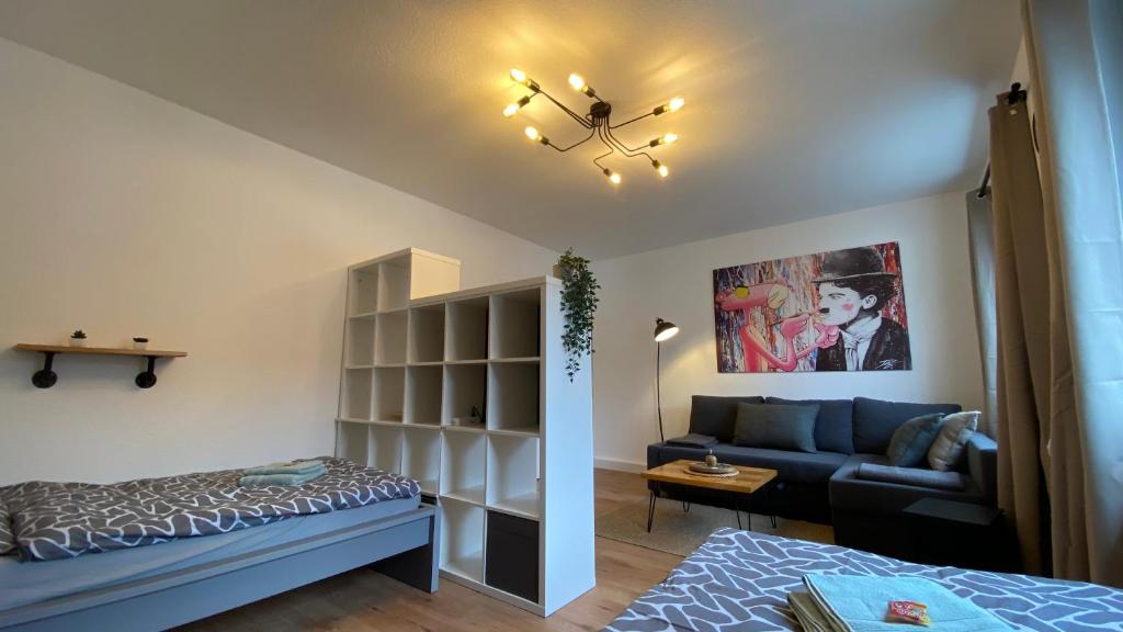 uma sala de estar com uma cama e um sofá em CHARLIE , Solingen Mitte, Ferien/Messe Wohnung für bis zu 5 Personen em Solingen