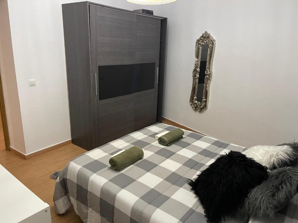 Łóżko lub łóżka w pokoju w obiekcie CASITA ANDALUZA CENTRO con PARKING sujeto a disponibilidad
