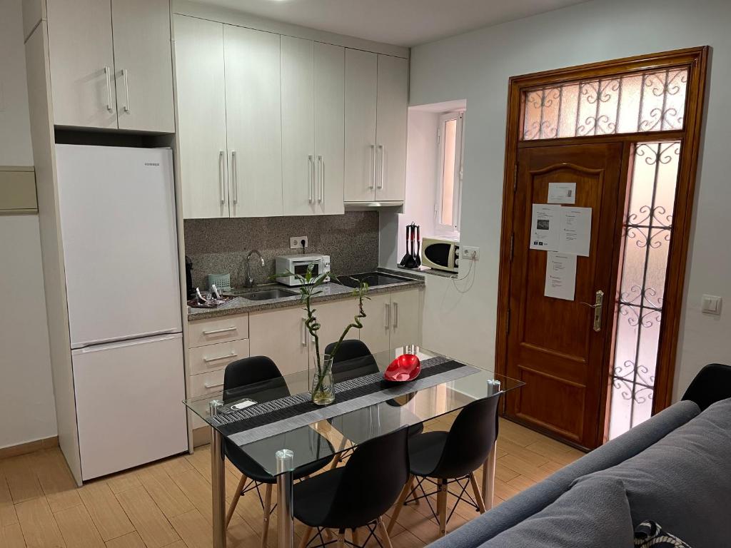 Kuchnia lub aneks kuchenny w obiekcie CASITA ANDALUZA CENTRO con PARKING sujeto a disponibilidad