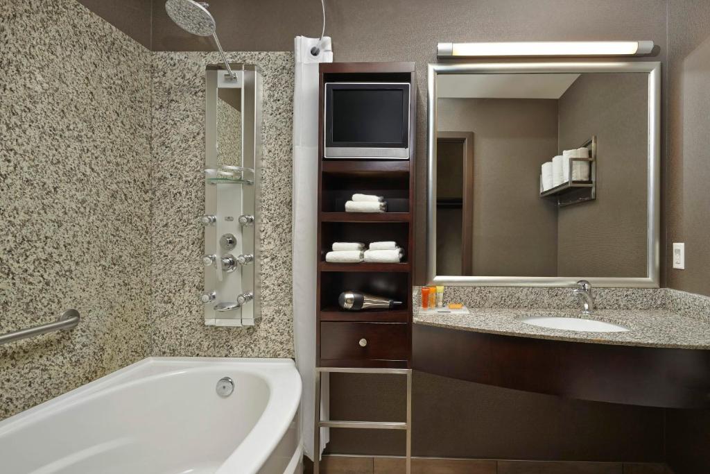 Ванная комната в Acclaim Hotel by CLIQUE