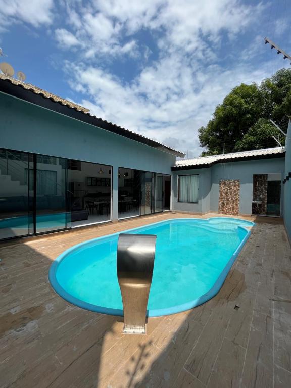 a swimming pool in the middle of a house at Casa maria Júlia in Araguaína