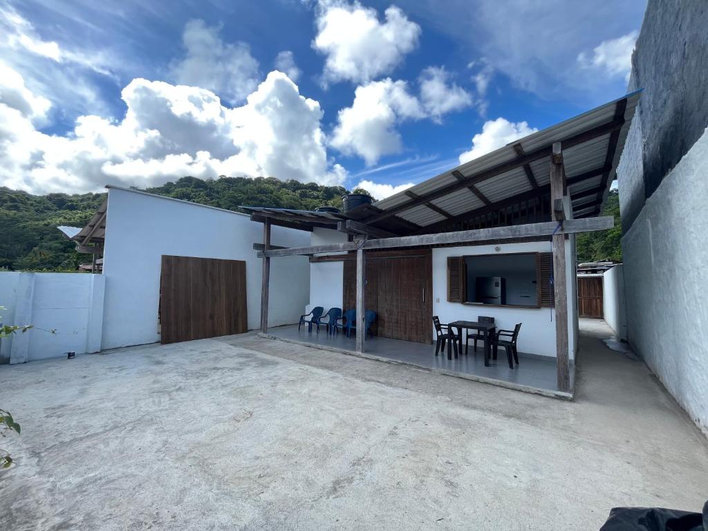 a patio with a table and chairs on it at Cabaña Pazatiempo II Sapzurro in Sapzurro