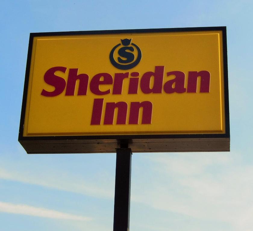 Ein Zeichen für einen Cheetahimimanimanimanimanimanimanimanimanimanimanimanimanimanimanimaniman in der Unterkunft Sheridan Inn in Sheridan