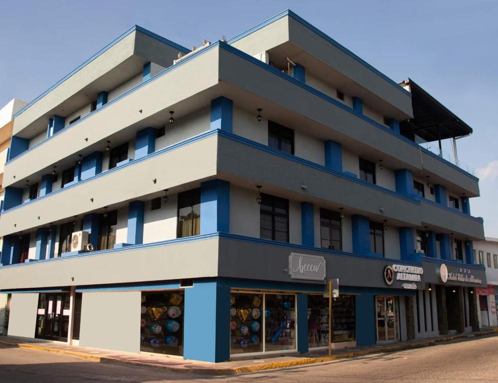 ein Gebäude an der Ecke einer Straße in der Unterkunft Hotel Villa de Altamira in Altamira