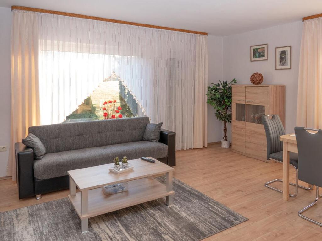 un soggiorno con divano e tavolo di Quaint apartment in Soest a Soest