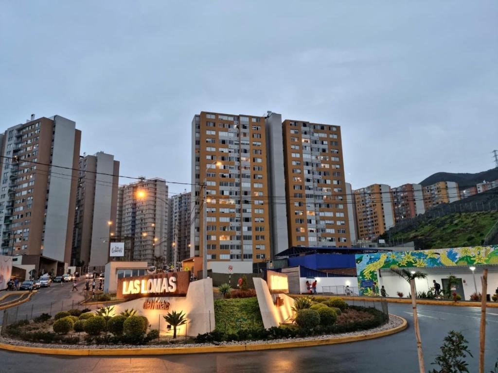 eine Stadtstraße mit hohen Gebäuden im Hintergrund in der Unterkunft LIMA - RIMAC Departamento in Lima