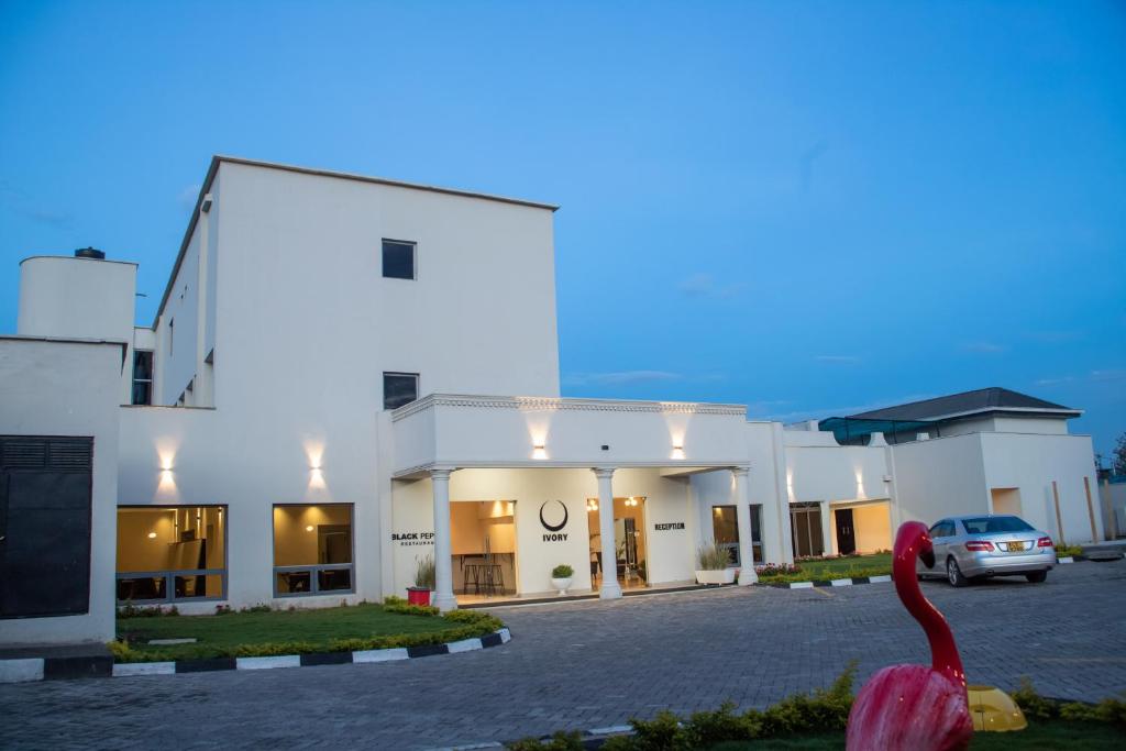 ein Gebäude mit einem rosa Flamingo davor in der Unterkunft Ivory Park Hotel - Safari Waterworld in Nakuru