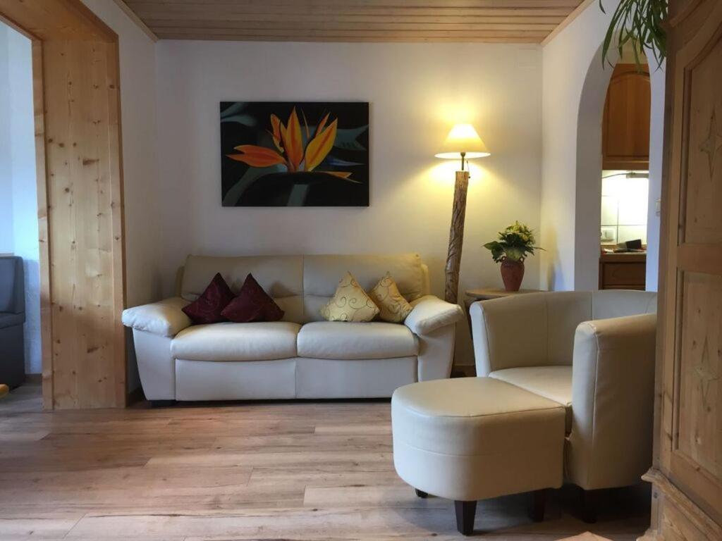 sala de estar con sofá, sillas y mesa en Snug apaartment in Oberammergau, en Oberammergau