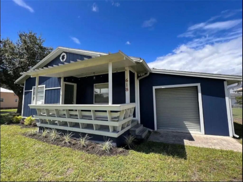 une maison bleue avec un garage dans l'établissement 3-Bed Bungalow walk to Historic Downtown Sanford, à Sanford