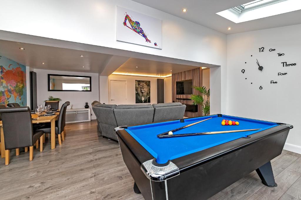 a room with a pool table and a dining room at Contractors Dream~POOL TABLE~Close to Luton Airport~Three Double Bedrooms in Luton