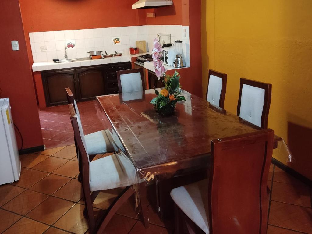 a kitchen with a dining room table with chairs at Departamento en Cuenca in Cuenca