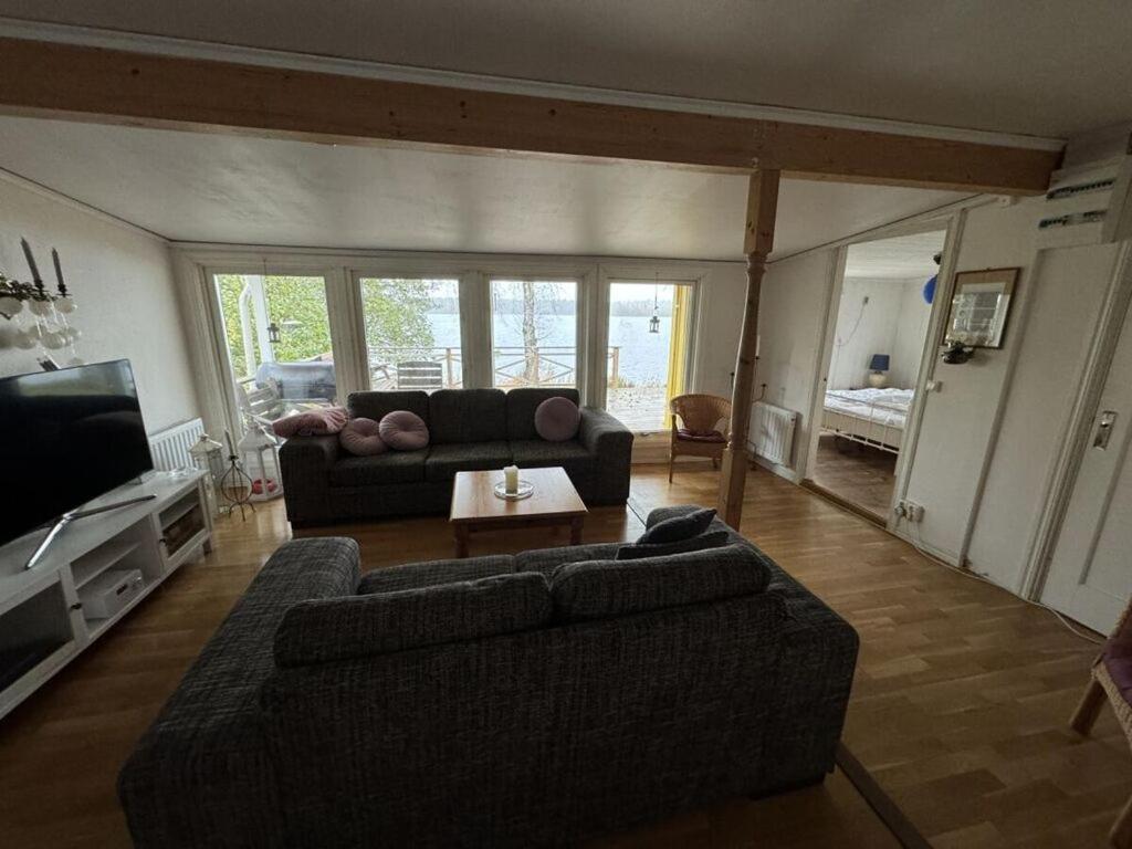 een woonkamer met een bank en een tafel bij Holiday home Villa Sjöängen in Lammhult