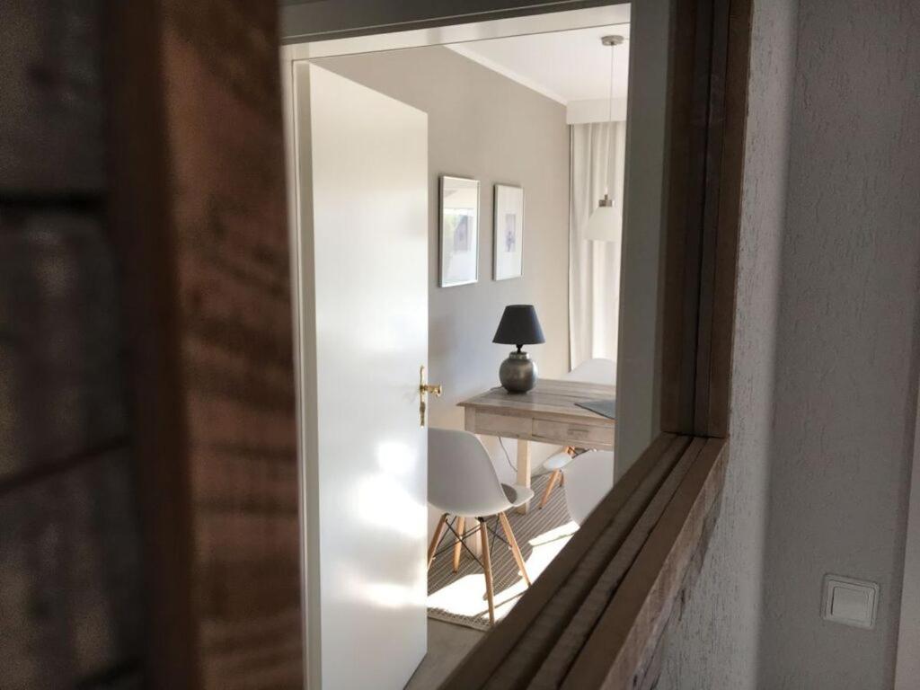 een hal met een tafel en een stoel in een kamer bij Apartment in Sasbach - Jechtingen in Jechtingen