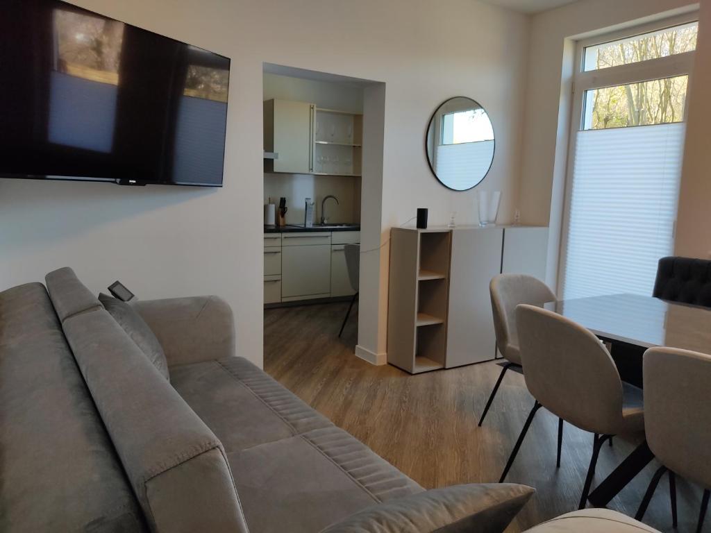 ein Wohnzimmer mit einem Sofa und einem Tisch in der Unterkunft Neu Eröffnet, Wuppertal Villa in Wuppertal