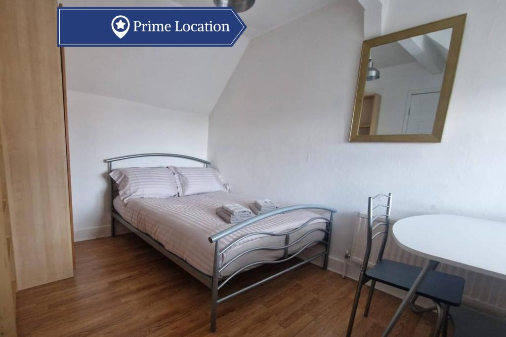 un piccolo letto in una stanza con specchio di Suite 3: Homely Room near Sheffield CC a Sheffield