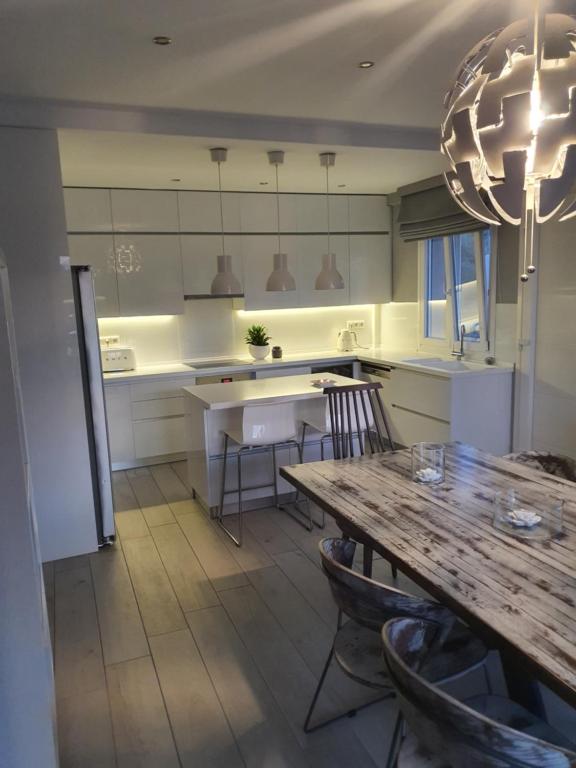 Kuchyň nebo kuchyňský kout v ubytování THE GREY VILLA