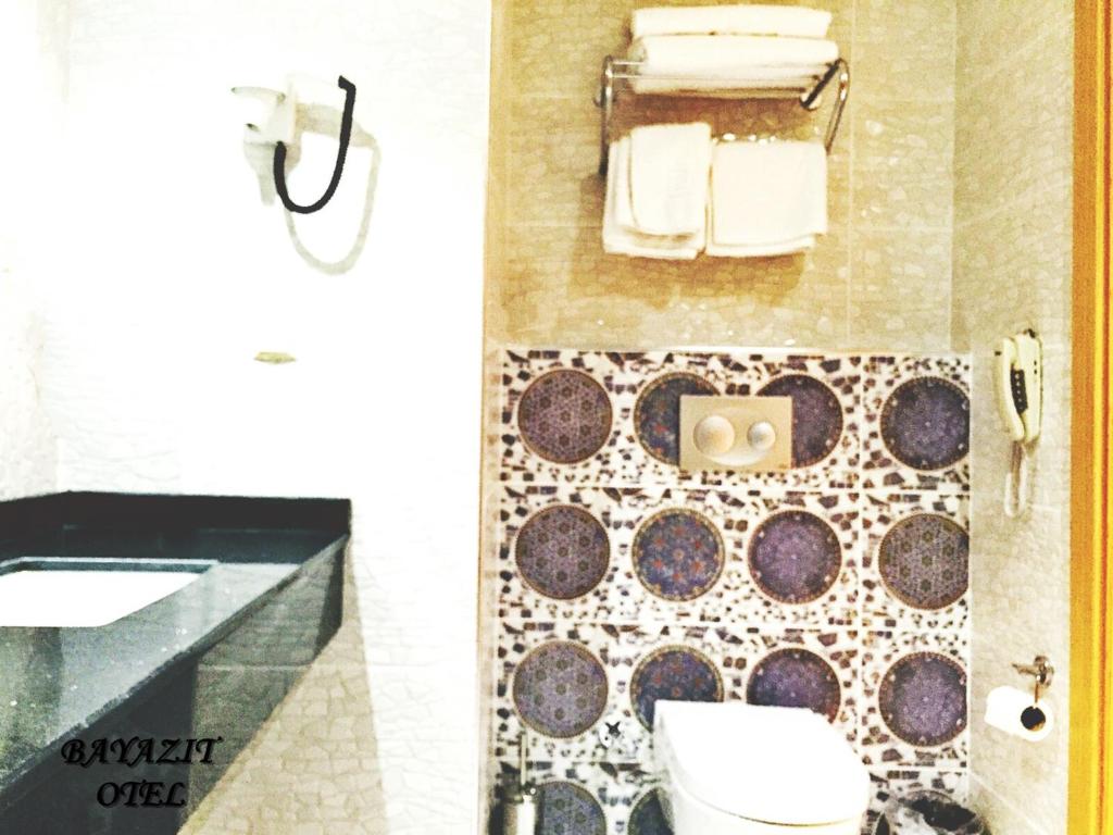 A bathroom at Bayazıt Hotel