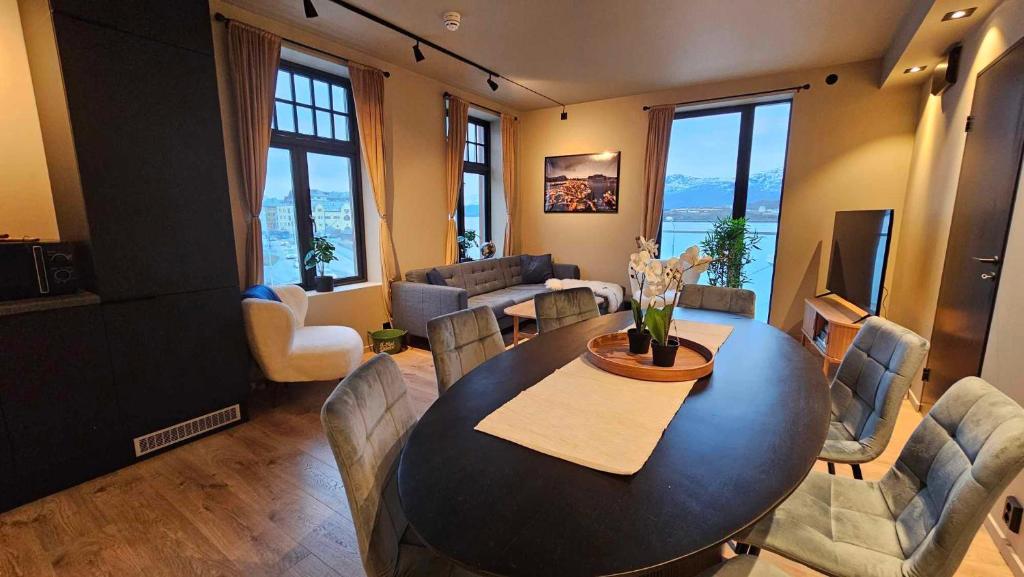 un soggiorno con tavolo e sedie di West Coast Apartments Aalesund ad Ålesund