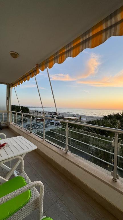 d'un balcon avec une table et des chaises donnant sur l'océan. dans l'établissement Seaside by Broci Apartments, à Golem