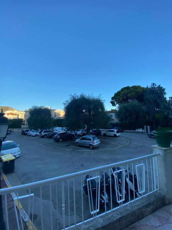 Zdjęcie z galerii obiektu Studio calme à deux pas de la mer avec jardin et parking privé w mieście Beaulieu-sur-Mer