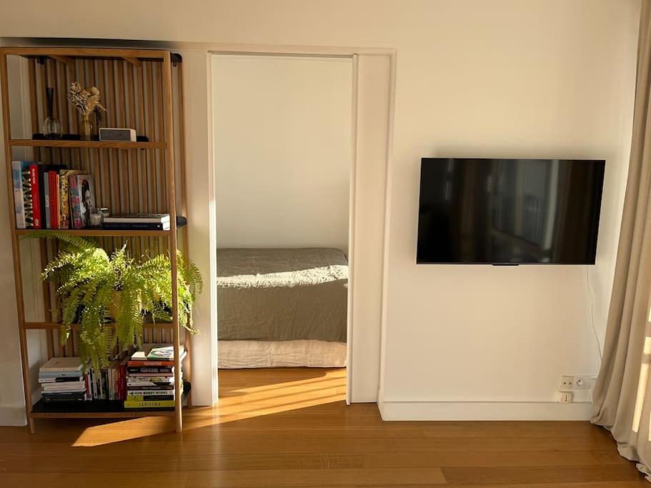 TV/trung tâm giải trí tại Flat Marcel Sembat