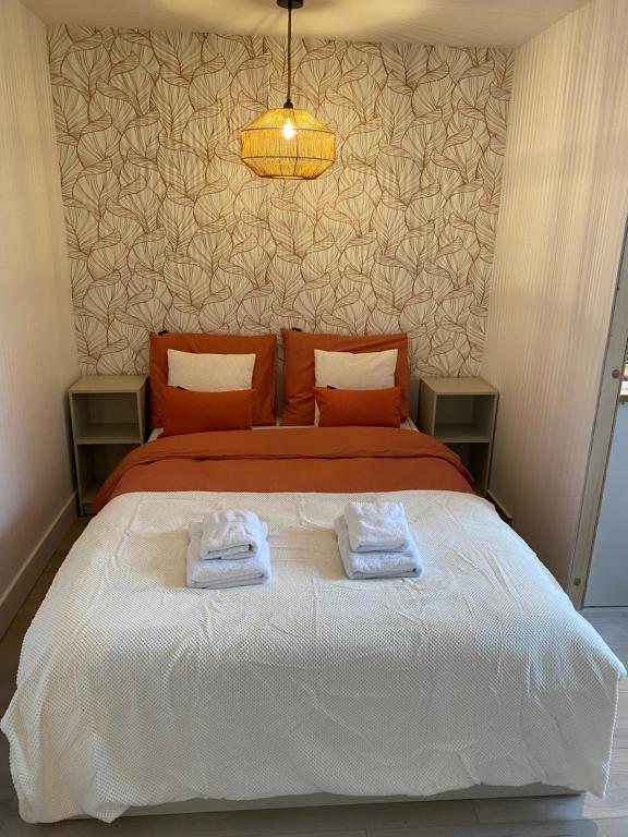 a bedroom with a bed with two towels on it at Studio Hugo in Nijmegen