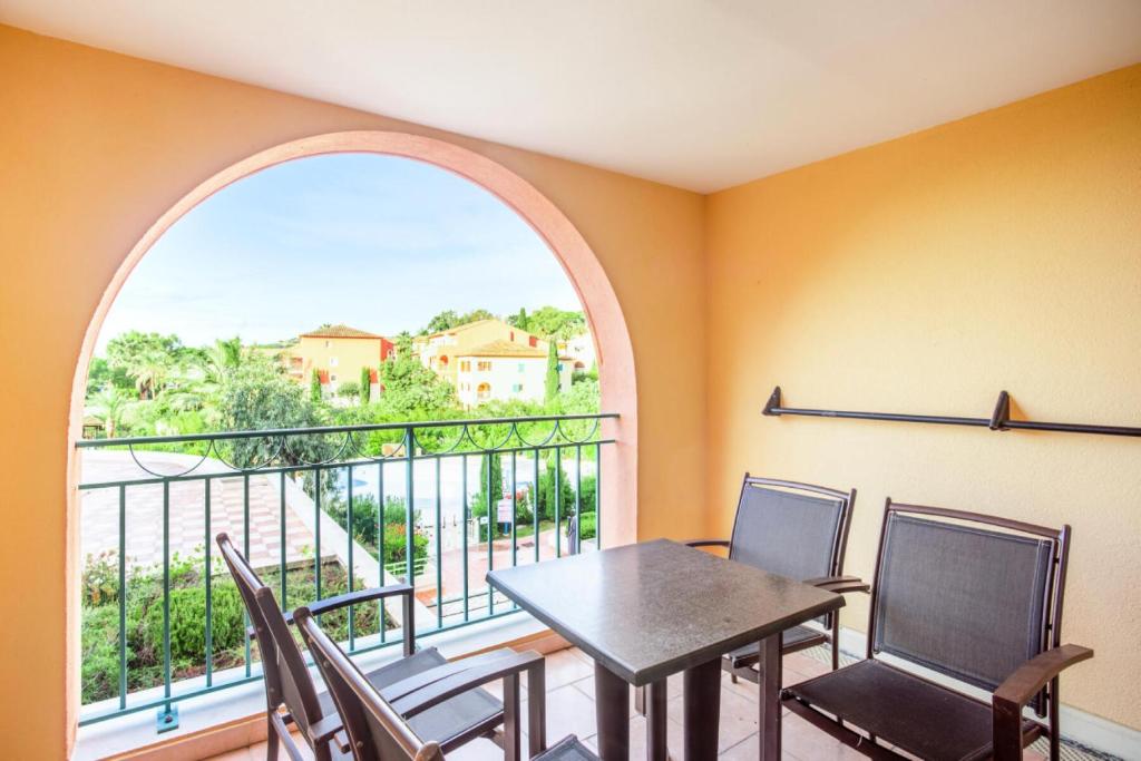 a dining room with a table and chairs and a large window at Résidence les Calanques des Issambres - maeva Home - Studio 4 Personnes - Sél 66 in Les Issambres