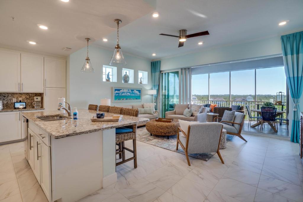 eine Küche und ein Wohnzimmer mit Blick auf ein Wohnzimmer in der Unterkunft Stunning Lagoon Views with Resort Style Amenities in Bradenton