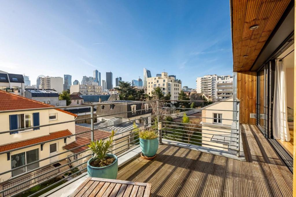 a balcony with a view of the city at Chambre avec Salle de Bain privative #Paris2024 in Courbevoie