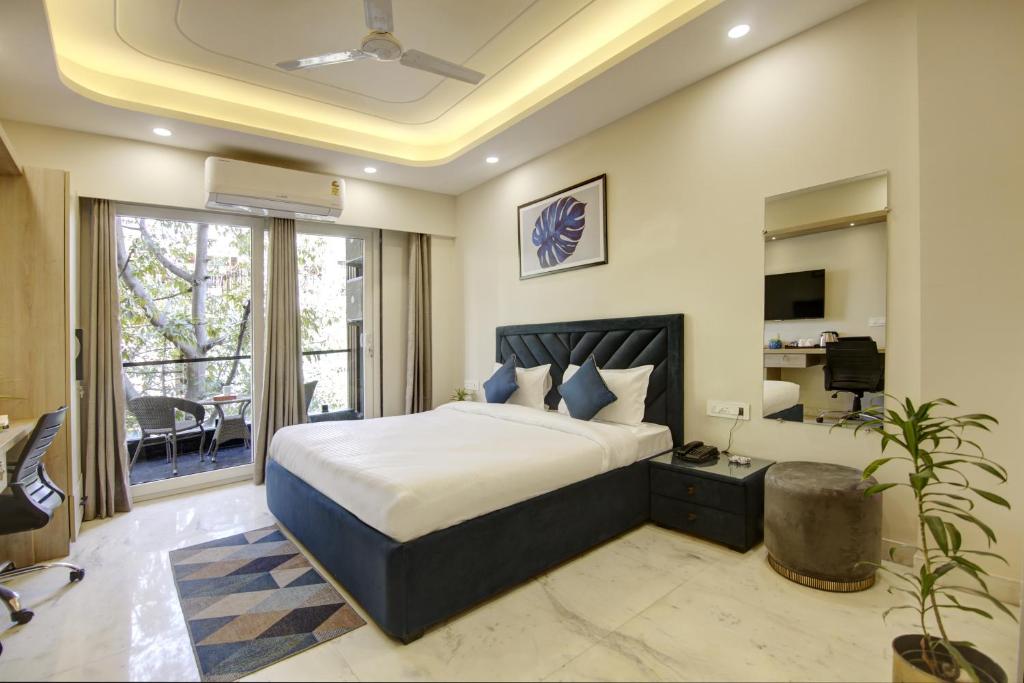 Un dormitorio con una cama tamaño king y un escritorio. en FlxHo Quad - Luxury Studio Apart Hotel DLF Cyber City, en Gurgaon