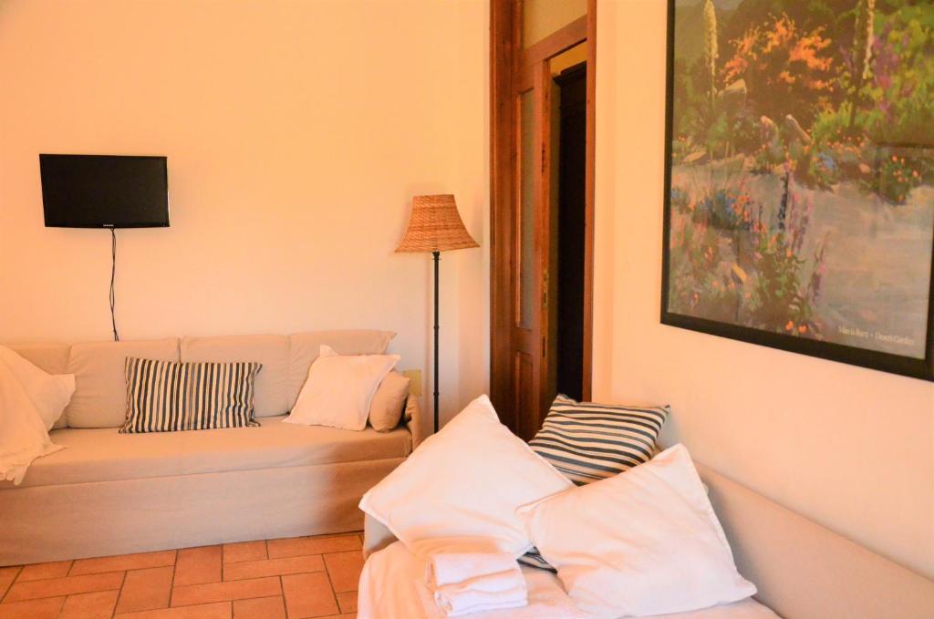 A television and/or entertainment centre at Agriturismo Cornieto