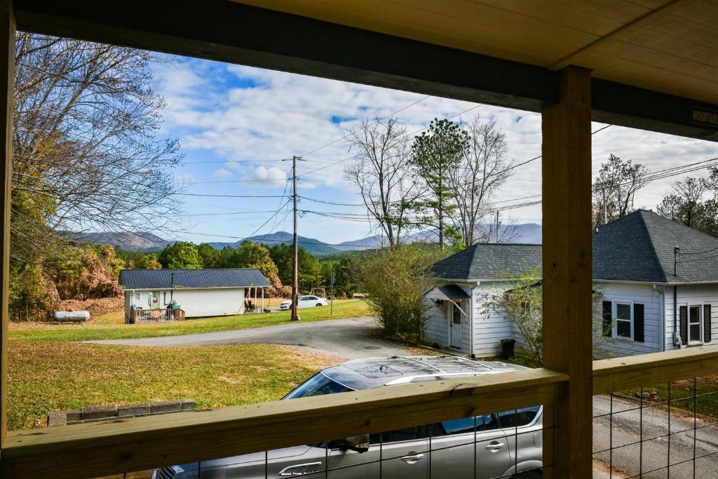 una vista dal portico di una casa con un'auto di Copper Duck Cottage a Copperhill