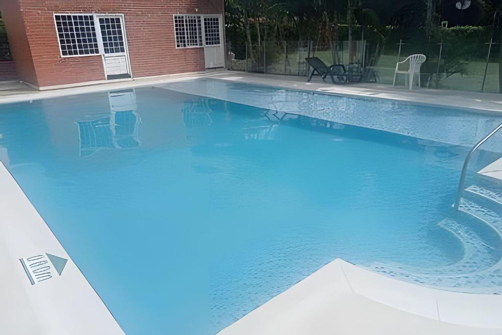 Swimmingpoolen hos eller tæt på Casa de verano con wifi, cocina completamente privada