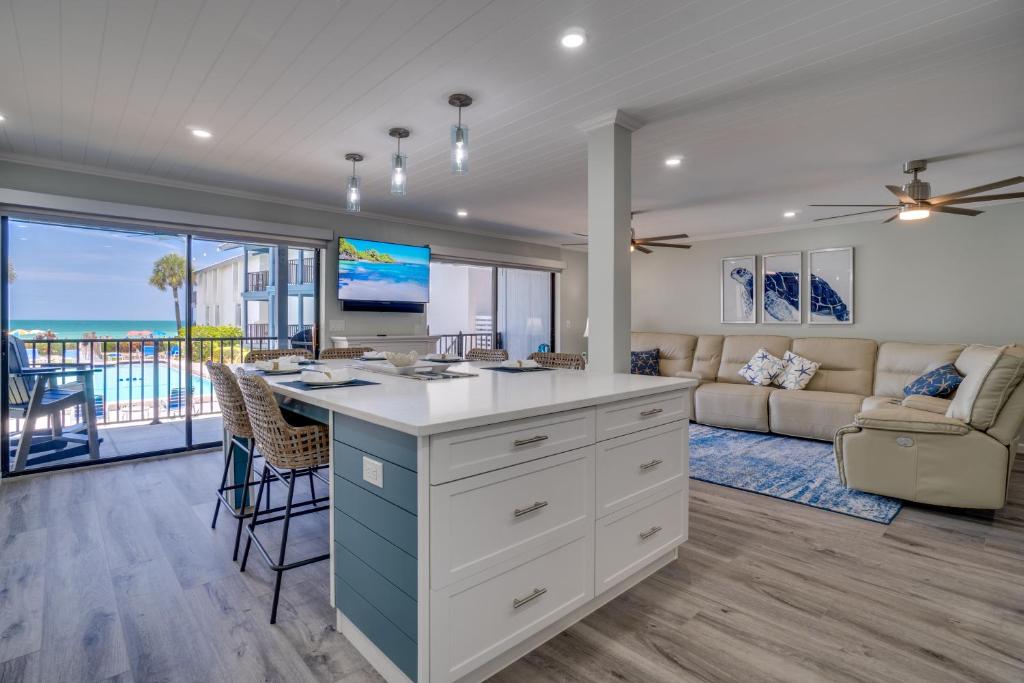 Et opholdsområde på Beach front view and only steps to the white sandy beach