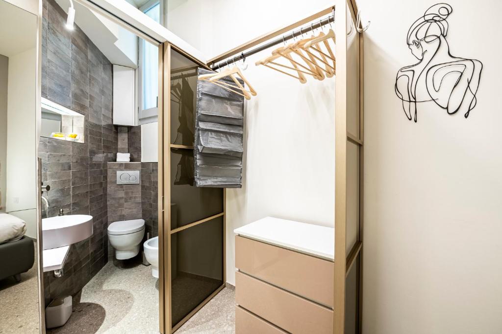 un piccolo bagno con un water e un lavandino di Rifugio99 Firenze - Giardini di Boboli a Firenze
