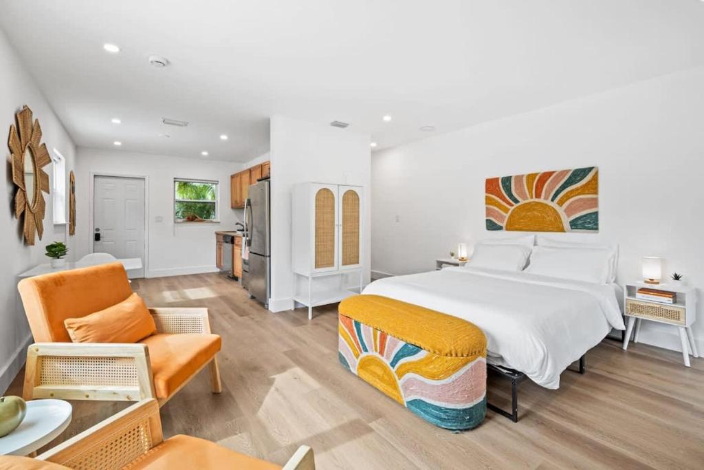 ein Schlafzimmer mit großem Bett und ein Wohnzimmer in der Unterkunft Morning Sunshine @Sailboat Bend in Fort Lauderdale