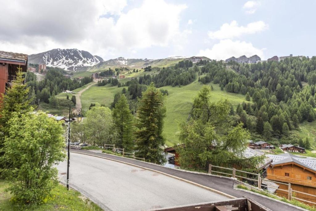 Mâcot La PlagneにあるRésidence Plagne Lauze - maeva Home - Appartement 2 Pièces 5 Personnes - Sélection MAE-3504の山を背景とした谷道