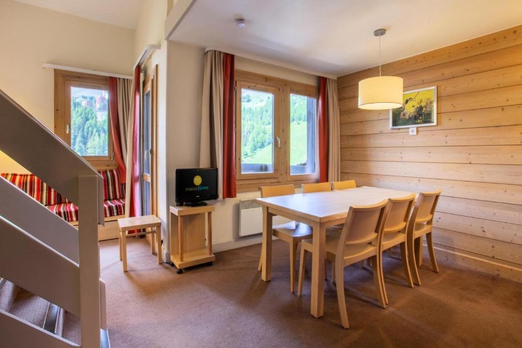 une salle à manger avec une table et des chaises dans l'établissement Résidence Plagne Lauze - maeva Home - Appartement 3 Pièces 7 Personnes - Sélection MAE-4404, à Mâcot La Plagne