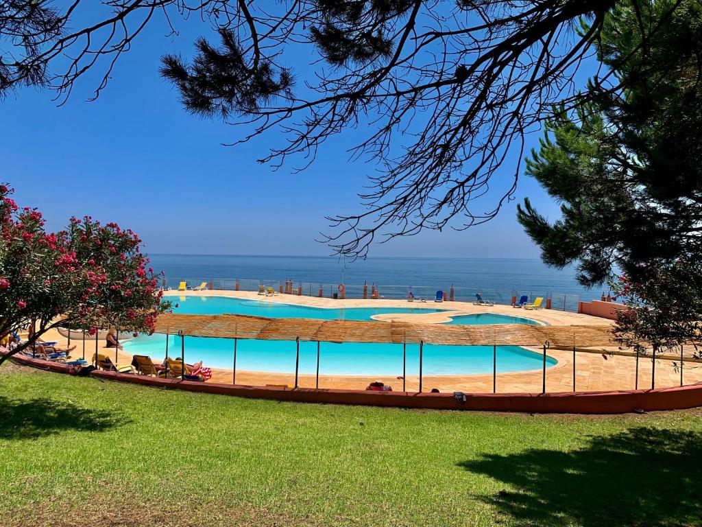 Bazén v ubytování Casadaluz 86 - Porto dona Maria casa do mar , 2 bedrooms , Amazing sea view , salt water pool , wifi nebo v jeho okolí