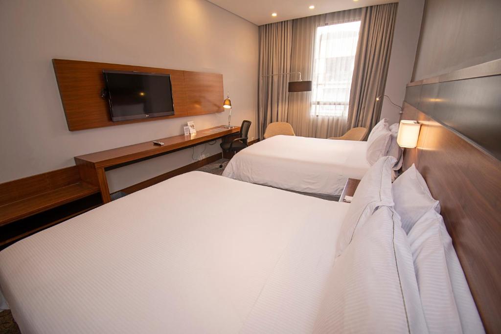 Postel nebo postele na pokoji v ubytování DoubleTree by Hilton Bogota Parque 93