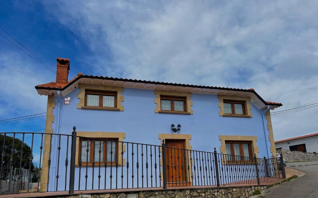 uma casa branca com uma cerca preta em Villa San Miguel em Cudón