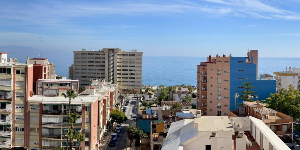 una vista aérea de una ciudad con edificios altos en VER855 - Playa y Centrico, Wifi, Fire Stick, Vistas al mar en Torremolinos