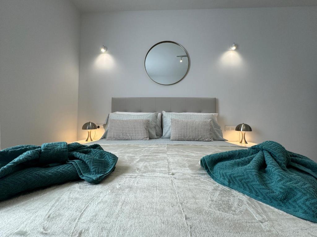 een slaapkamer met een groot bed met een spiegel aan de muur bij DREAM CALLAO in Santa Cruz de Tenerife