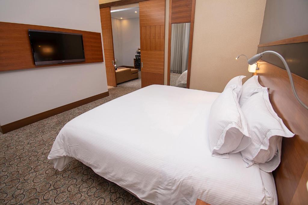 Postel nebo postele na pokoji v ubytování DoubleTree by Hilton Bogota Parque 93