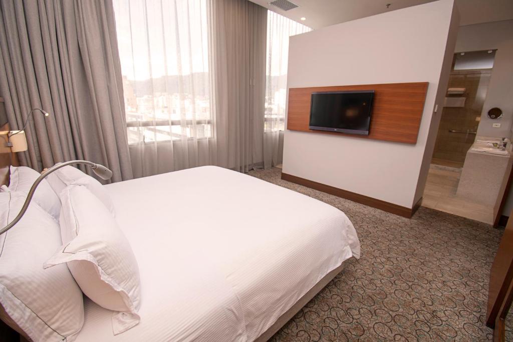 Postel nebo postele na pokoji v ubytování DoubleTree by Hilton Bogota Parque 93