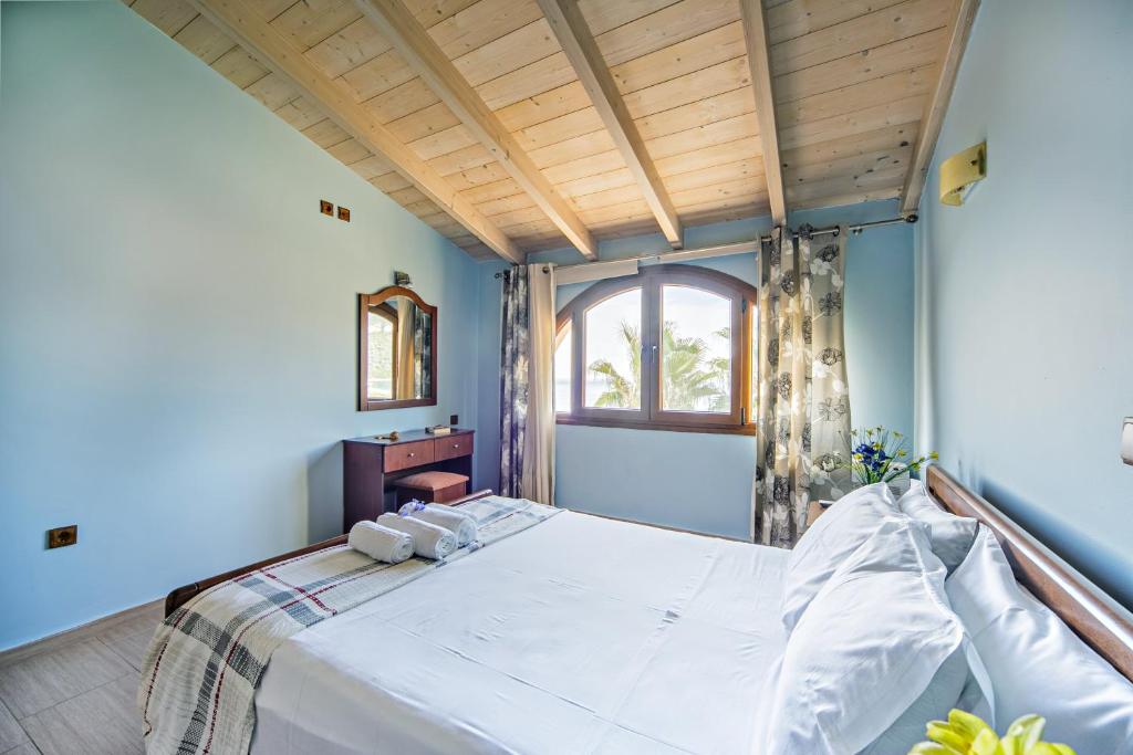 Кровать или кровати в номере Romeo Seaside Luxury Suite
