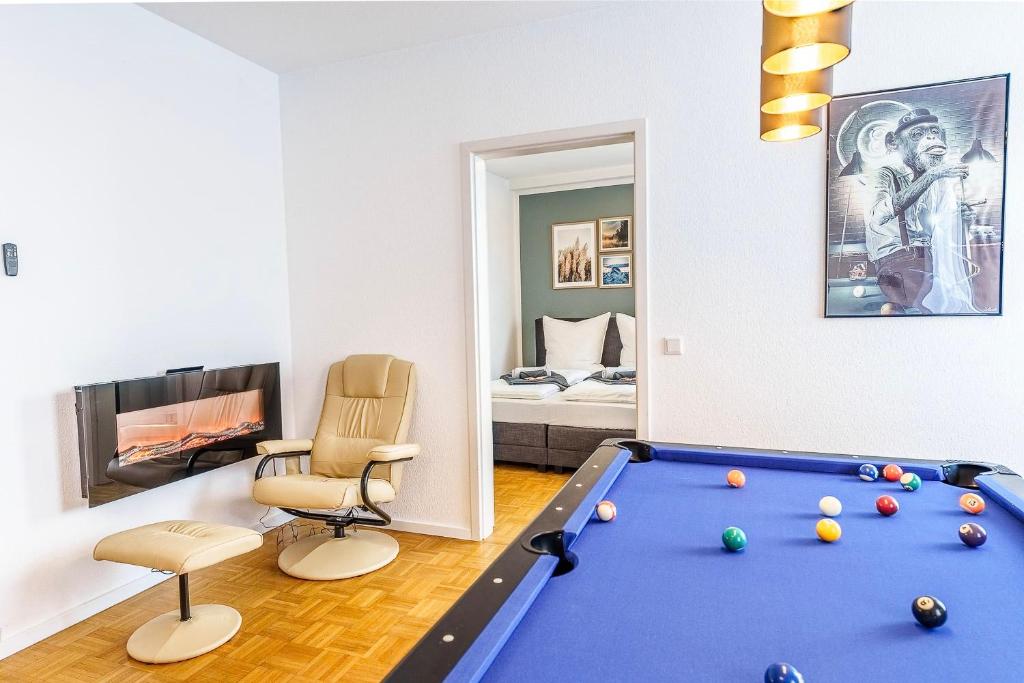 a living room with a pool table and a bedroom at Große Terassen-Wohnung mit Grill, Playstation 5, Billardtisch und Massagesessel in Haan