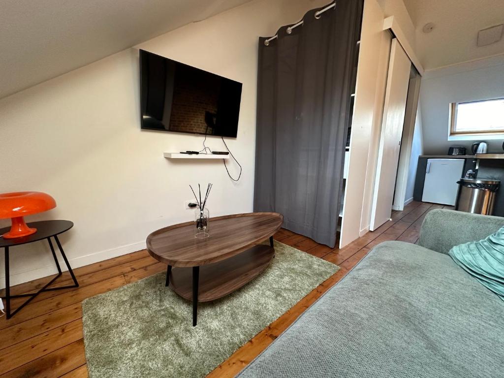 Televízia a/alebo spoločenská miestnosť v ubytovaní IMMEUBLE ST-PIERRE - GARE 10min - HORTILLONNAGES 5min - WIFI - TV HD