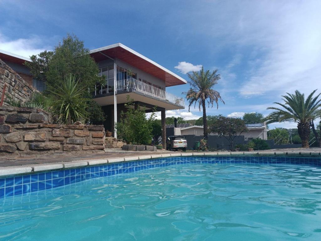 una gran piscina frente a una casa en SapphireA@54, en Windhoek
