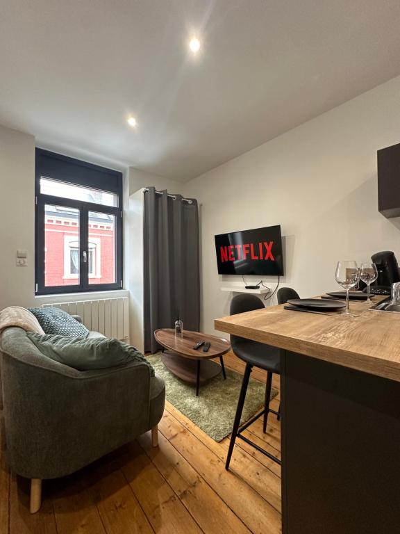 Televízia a/alebo spoločenská miestnosť v ubytovaní IMMEUBLE ST-PIERRE - GARE 10min - HORTILLONNAGES 5min - WIFI - TV HD